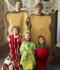 32 Family Halloween Costumes That Will Make You Want To Have Kids