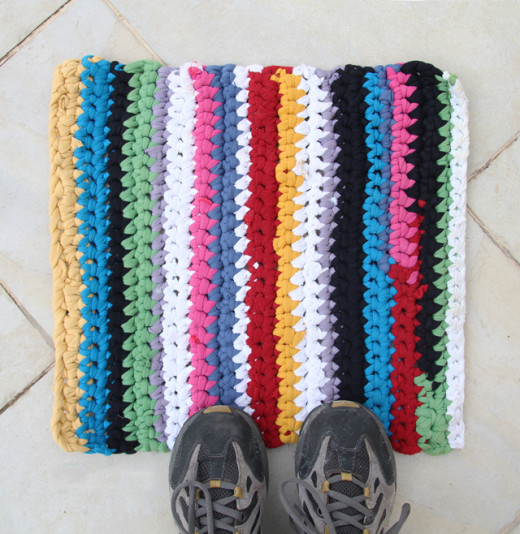 Crocheted T-Shirt Yarn Rug | DIY Reuse