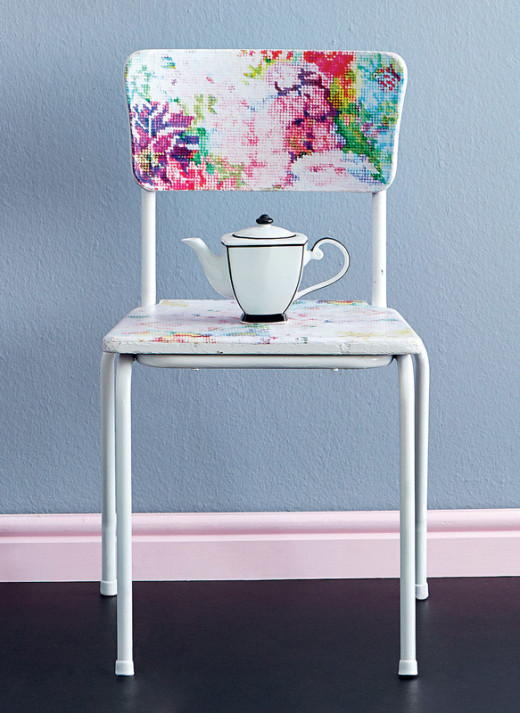 Découpage chair | DIY

You will need: 
• chair with a wooden seat and backrest
• tapestry paper 1 and tapestry paper 2
• paint or spray paint in the colour of your choice
• modge podge
• decoupage varnish
• paintbrushes
• drop sheet
• fine-grit sandpaper
• scissors