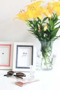 DIY | Picture Frame Restyle

Materials : 
– Plane Picture frame
– Paint
– Paint Brush
-Ribbon 
-Glue