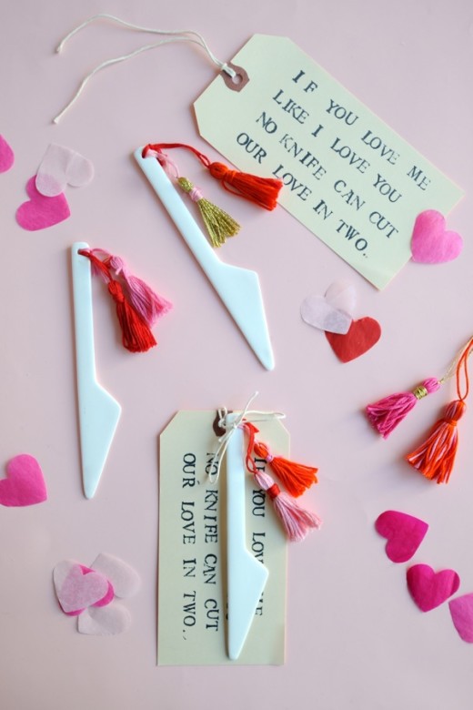 Valentine’s Knife + Tassel DIY

Materials: 
– porcelain knives, – embroidery floss, 
– scissors, 
– 6 ½” x 3 ¼” manilla tags, – alphabet stamps,
– ink pad
