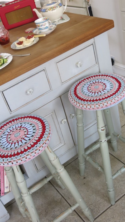 Cosmos and Cotton: Granny circular stool cover